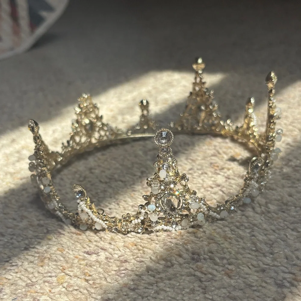 Elegant Gold Crown with Pearl Accents